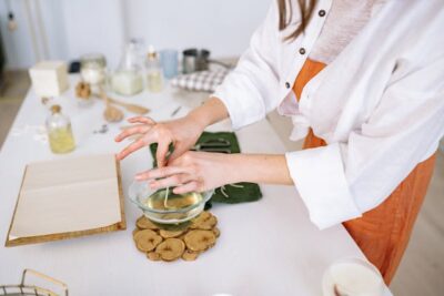 Rękodzieło z pasją – jak stworzyć domowe świece sojowe DIY?